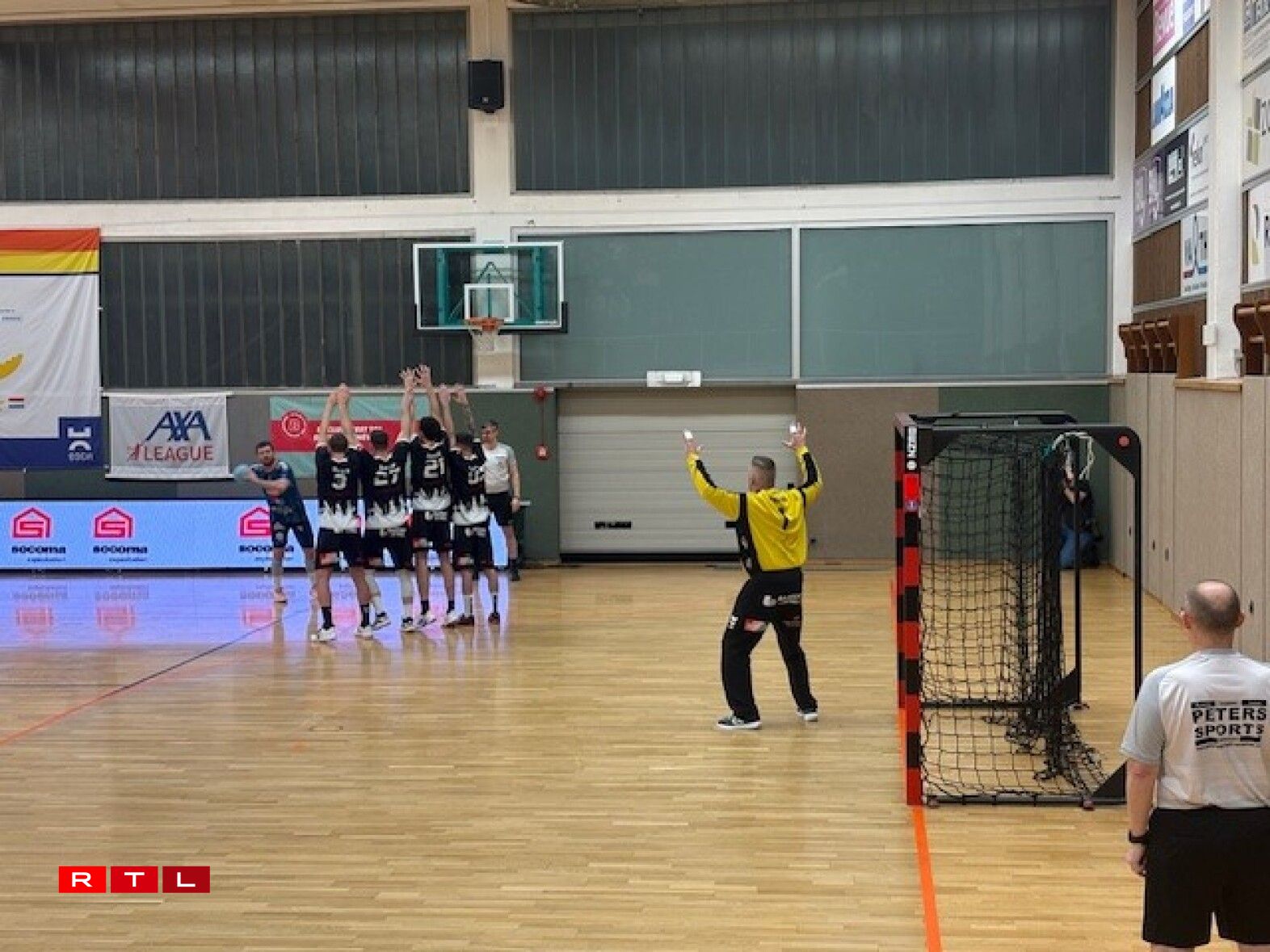 Fir déi puer Sekonne Sport ware schätzungsweis eng ronn 350 Leit an d'Hal komm.