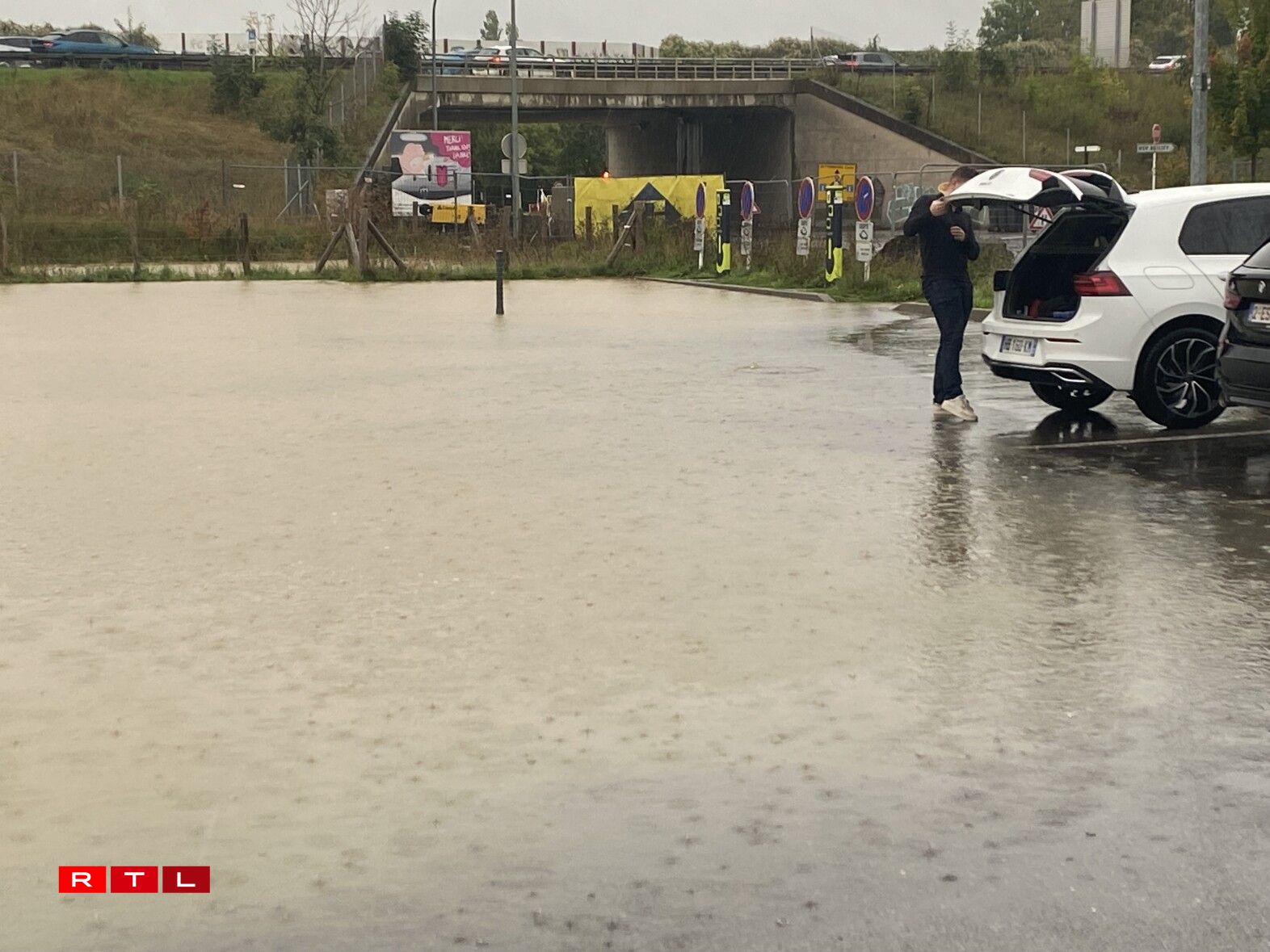Zu Beetebuerg kritt een op engem Parking vis-à-vis vum Futtballsterrain naass Féiss.