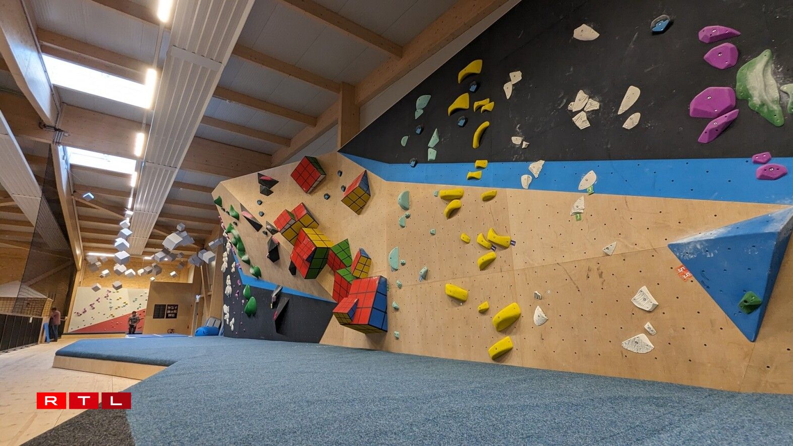 Les blocs sont classés par niveau, de 1 à 8. De quoi permettre aux débutants de trouver une voie pour se lancer, et aux grimpeurs chevronnés de se mesurer aux cotations les plus relevées.