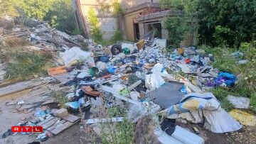 Ici, le contenu d'un camion de chantier qui a été déversé, probablement suite à des travaux dans une maison de la région...
