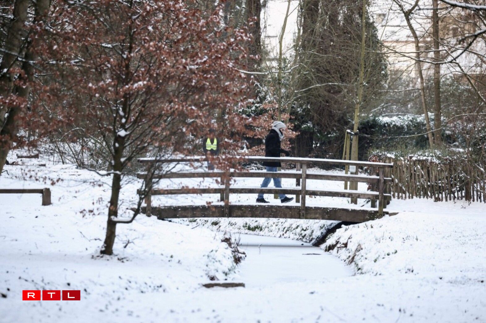 Un parc bruxellois recouvert de neige.