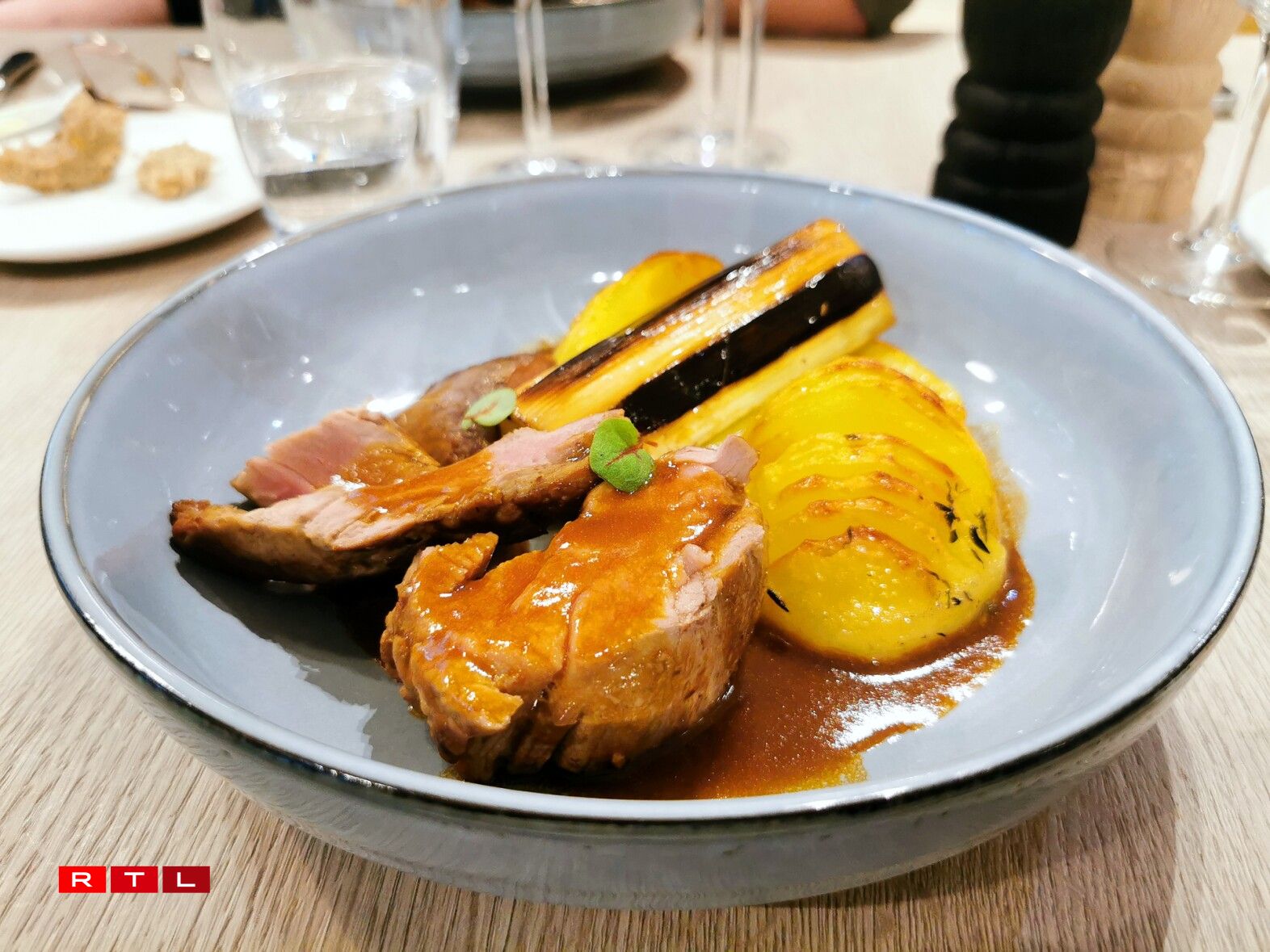 Mignon de veau cuit basse température, jus corsé, pommes suédoises et poireaux grillés.