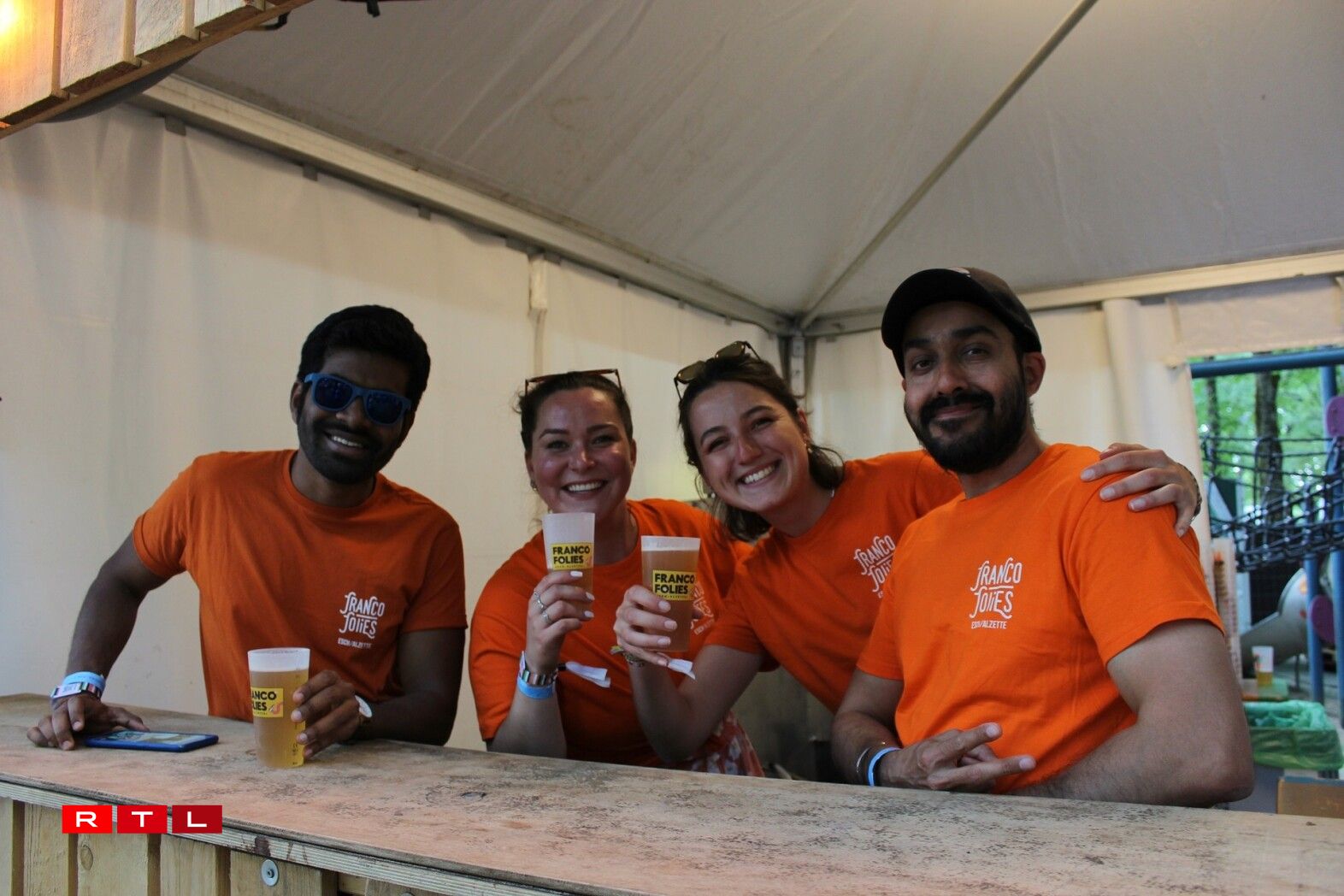 Anupam, Marion, Cathy et Mengod heureux d'avoir fait des rencontres et animé une des buvettes le vendredi soir.