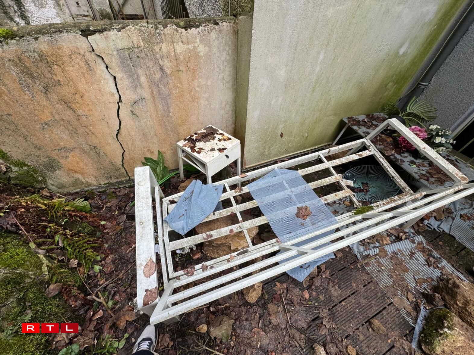 An der Nuecht vum 13. op de 14. Januar 2026 sinn an der Montée de la Pétrusse am Gronn Steng vun enger Fielswand hannert Haiser erofgefall.