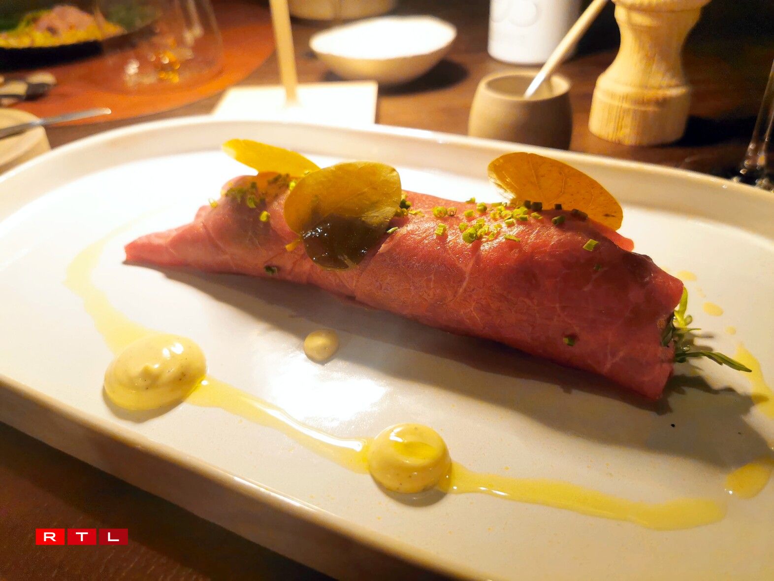 Le boeuf Wagyu et sa sauce Harry's bar, son parmesan et quelques touches de roquette, le premier plat du menu