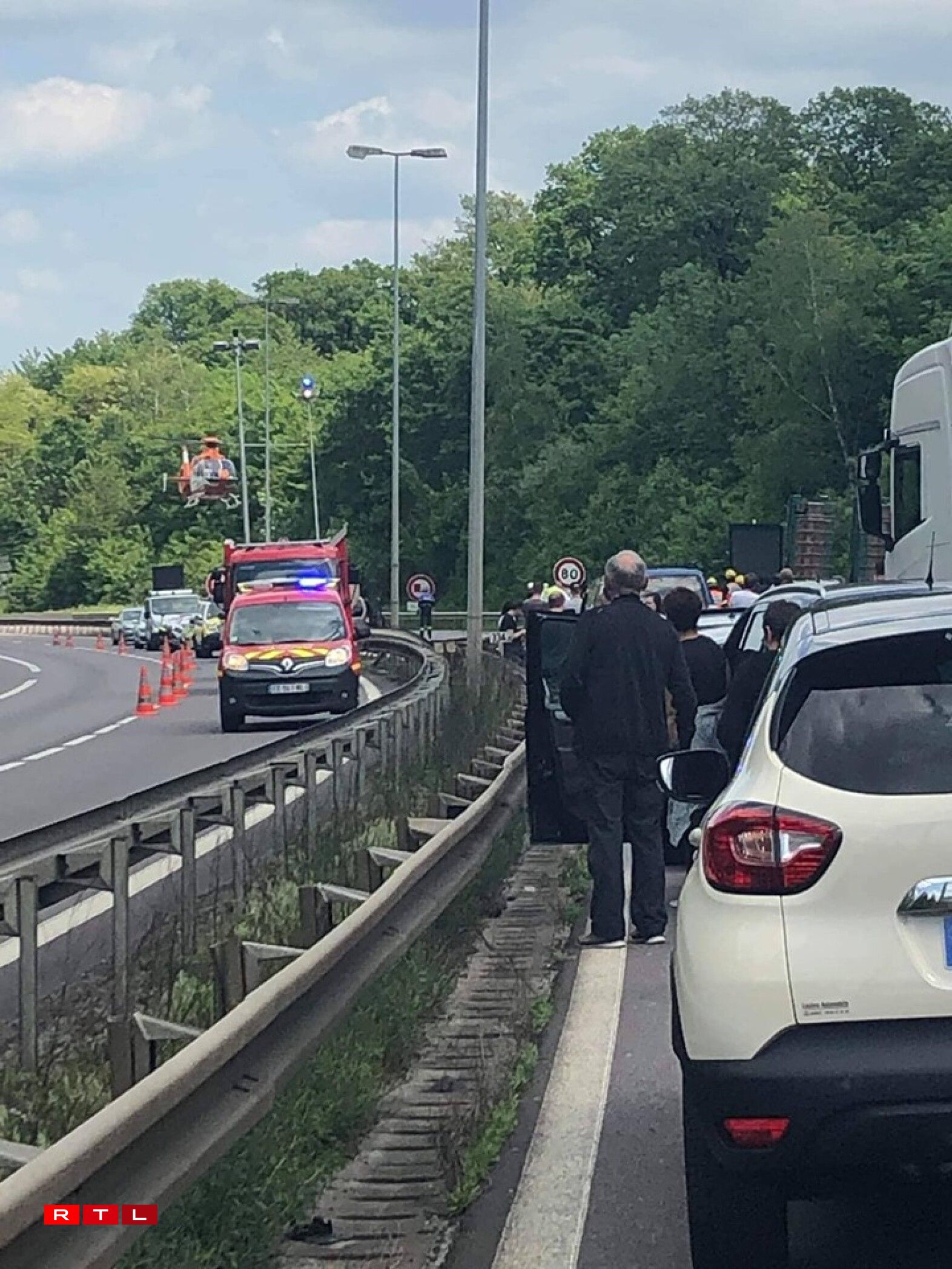 Un hélicoptère de secours a été envoyé sur place.