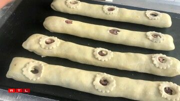 Les petits trous permettent de laisser la vapeur d'eau s'échapper.