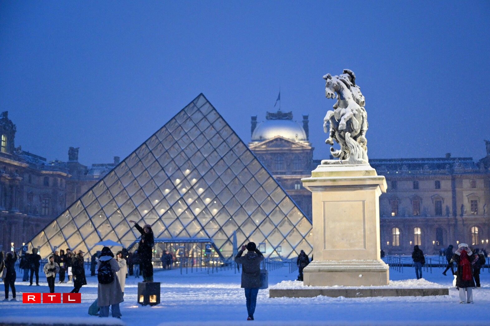 La pyramide du Louvre sous la neige.