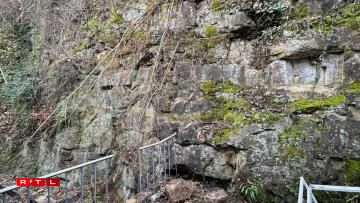 An der Nuecht vum 13. op de 14. Januar 2026 sinn an der Montée de la Pétrusse am Gronn Steng vun enger Fielswand hannert Haiser erofgefall.