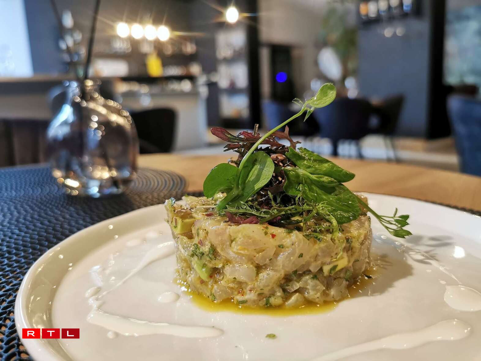 En suggestion et en entrée, on trouve par exemple dans le restaurant de Marie Doumbè ce tartare de dorade, avocat et citron vert.