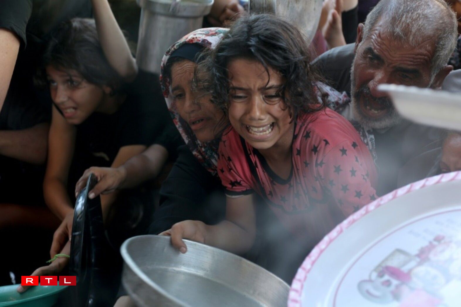 Palästinensesch Kanner am Norde vun der Gazasträif (Beit Lahya), op enger Plaz, wou Iesse verdeelt gëtt.