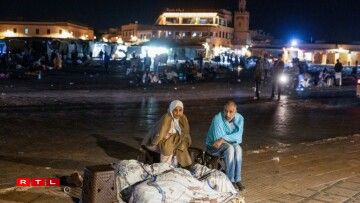 Des habitants de Marrakech passent la nuit dehors après un violent séisme, le 9 septembre 2023