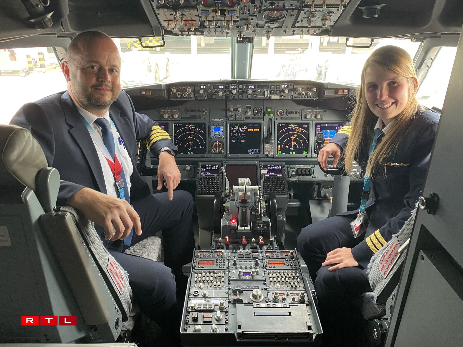 De Laurent Donteri (Pilot) an d'Jil Kalmes (Co-Pilotin) vun der zweete Luxair-Maschinn, déi Lëtzebuerger am Mäerz 2026 wéinst dem Iran-Krich aus dem Noen Osten zréck an de Grand-Duché bruecht hunn.