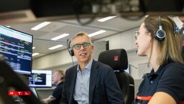Vu lénks no riets: Den Inneminister Léon Gloden an d'Opératrice Sarah Bonaria bei der Pressekonferenz den 11. Februar 2026.