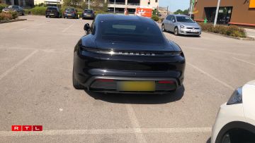 Une Porsche mal stationnée sur le parking de la Belle Etoile à Bertrange le 8 août 2022