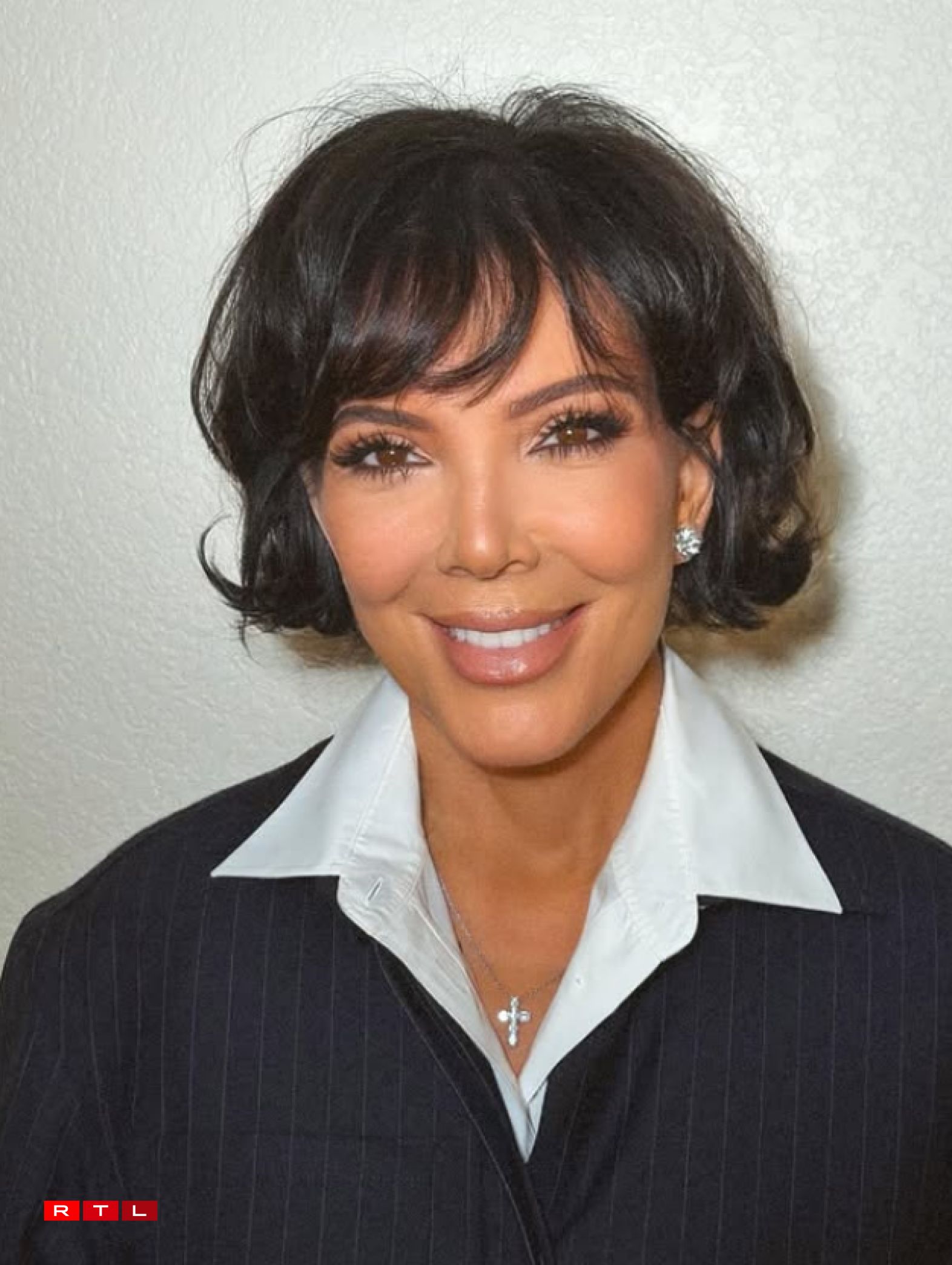 D'Kris Jenner, d'Mamm vun de Kardashians, ass 70 Joer al, gesäit awer duerch eng Partie Agrëffer vill méi jonk aus.