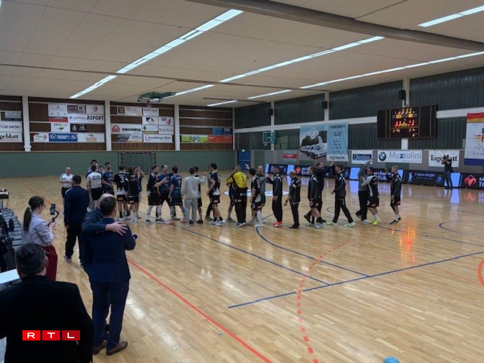 Fir déi puer Sekonne Sport ware schätzungsweis eng ronn 350 Leit an d'Hal komm.