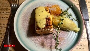 Saumon cuit sur une planche de pin, mousseline de pommes de terre nouvelles, lard de Colonnata.