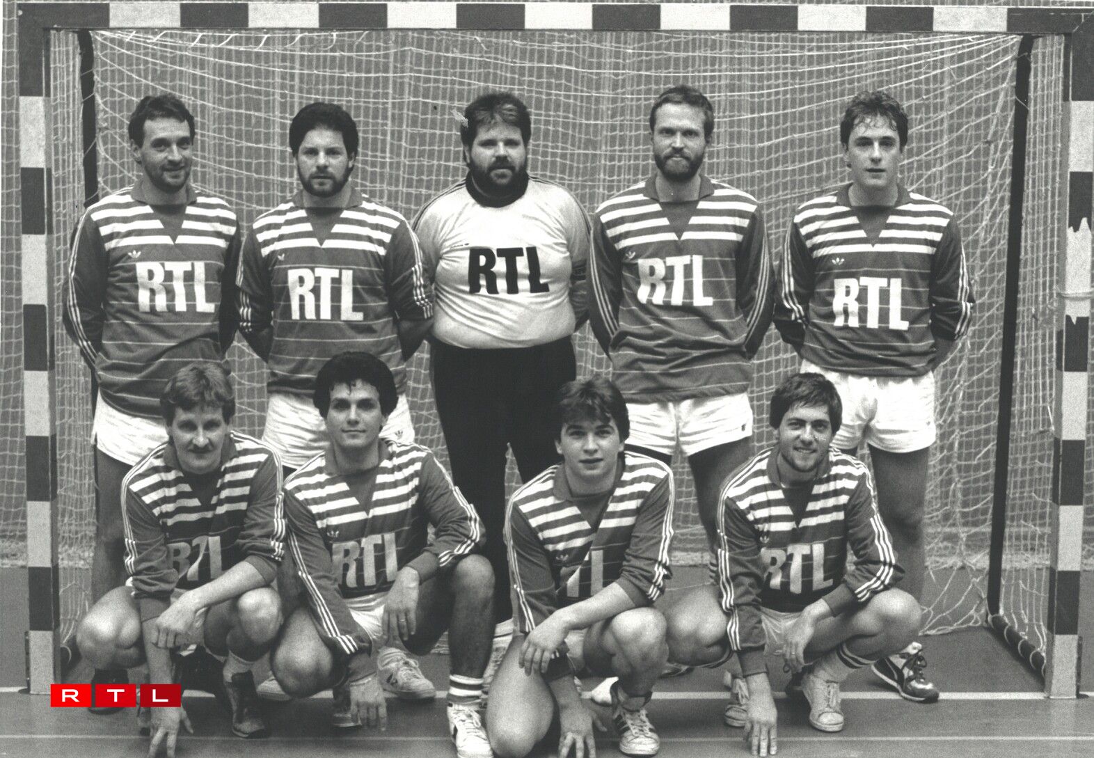 Den Tournoi de la Presse am Joer 1988. De Jeannot Muller ass an der éischter Rei den zweete vu riets. An der hënneschter Rei ass den zweete vu riets de Guy Weber, dee bis d'lescht Joer Informatiounsdirekter vun RTL war. Reits niewendrun steet de Gibbes Bertolo, deen haut nach d'Animatioun op der Antenn mécht.