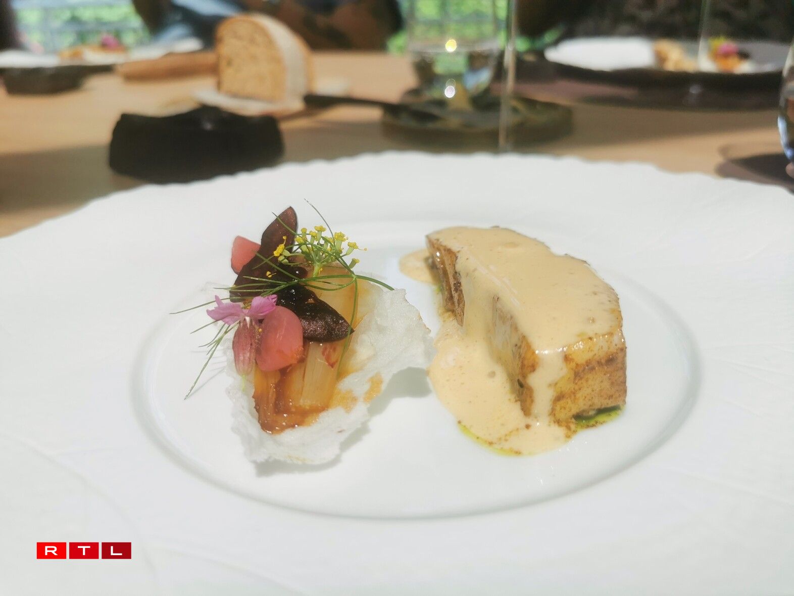 Le turbot de ligne, beurre battu et fenouil de Cyril Molard associé à la dentelle végétale, fenouil, oignons, griottes de René Mathieu.