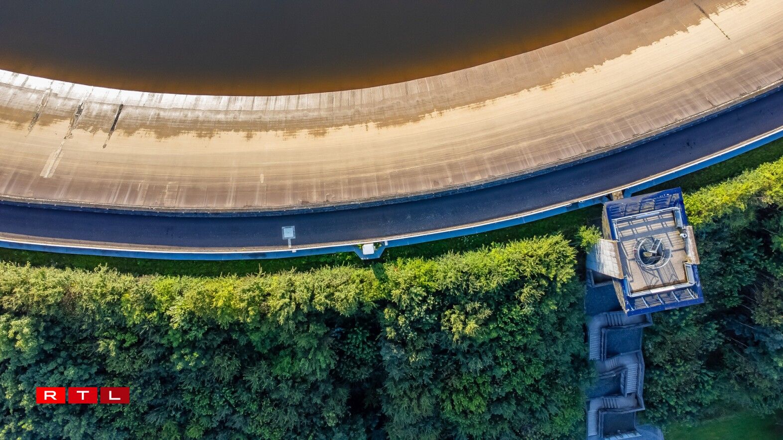 Even stairs appear. Do you have any idea where it is?