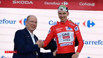 1. Etapp: Tadej Pogacar kritt vum Prënz Albert vu Monaco zur Victoire gratuléiert