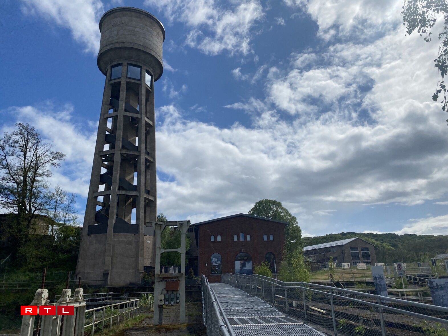 De Waassertuerm an d'Pomhouse zu Diddeleng.