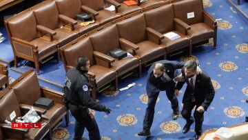 Les membres du Congrès américains courent se mettre à couvert avec l'aide de la police du Capitole le 6 janvier 2021