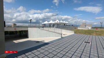 Sur le toit, le parking est en partie végétalisé.