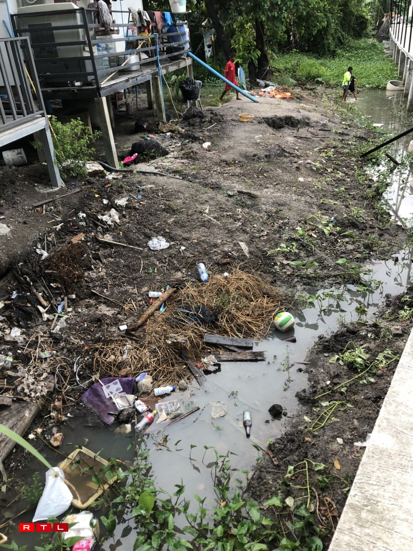 Biller, déi de Kontrast weisen. Hei e puer Meter virum Resort.