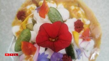 ... la fraîcheur d'été, concombre, pêche et fleurs Sakura de René Mathieu.