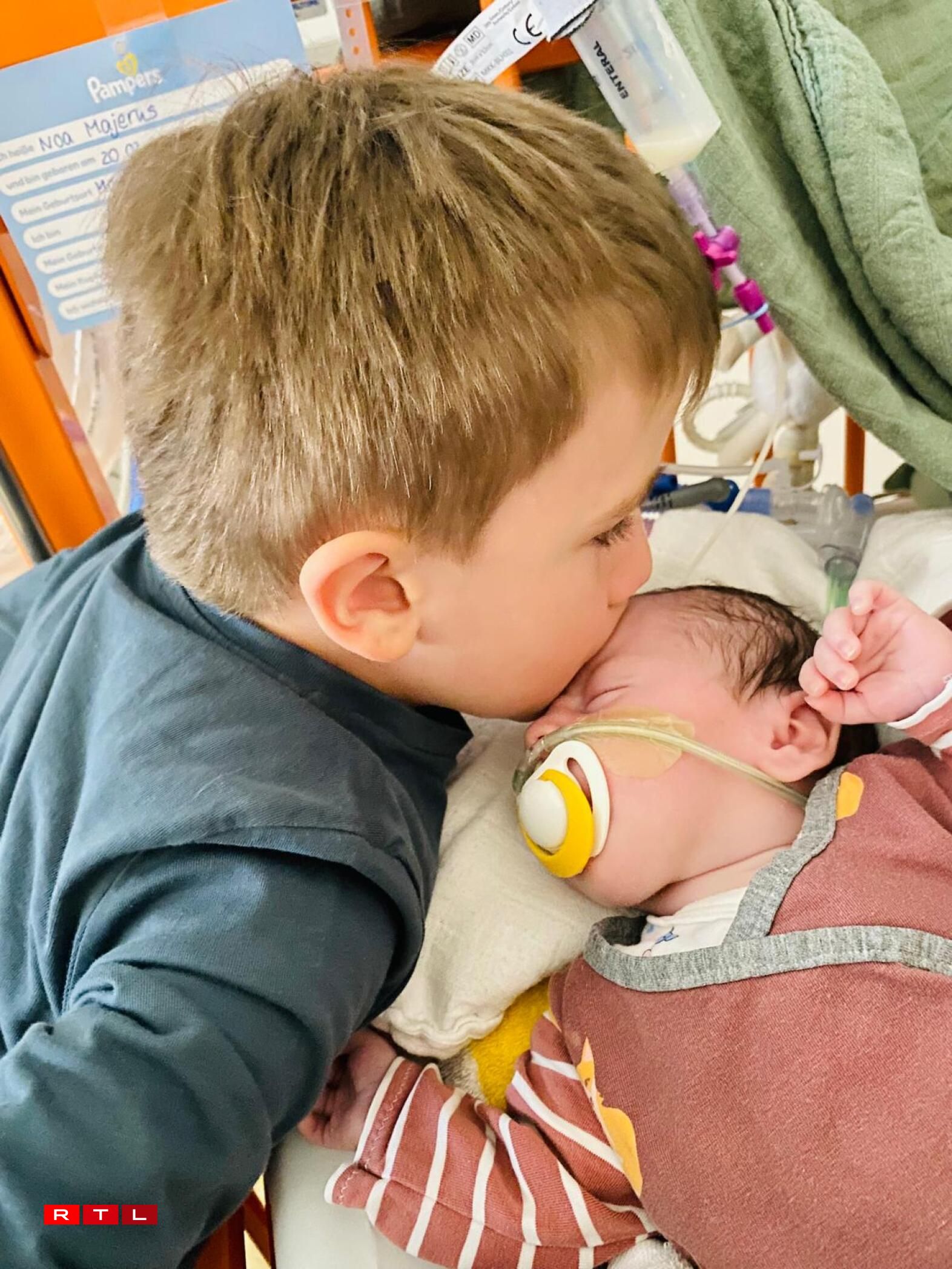 Och fir dem Noa säi grousse Brudder Lio (5) war et keng einfach Zäit, well hien dacks net konnt mat sengen Eltere sinn, wéi si am Spidol waren