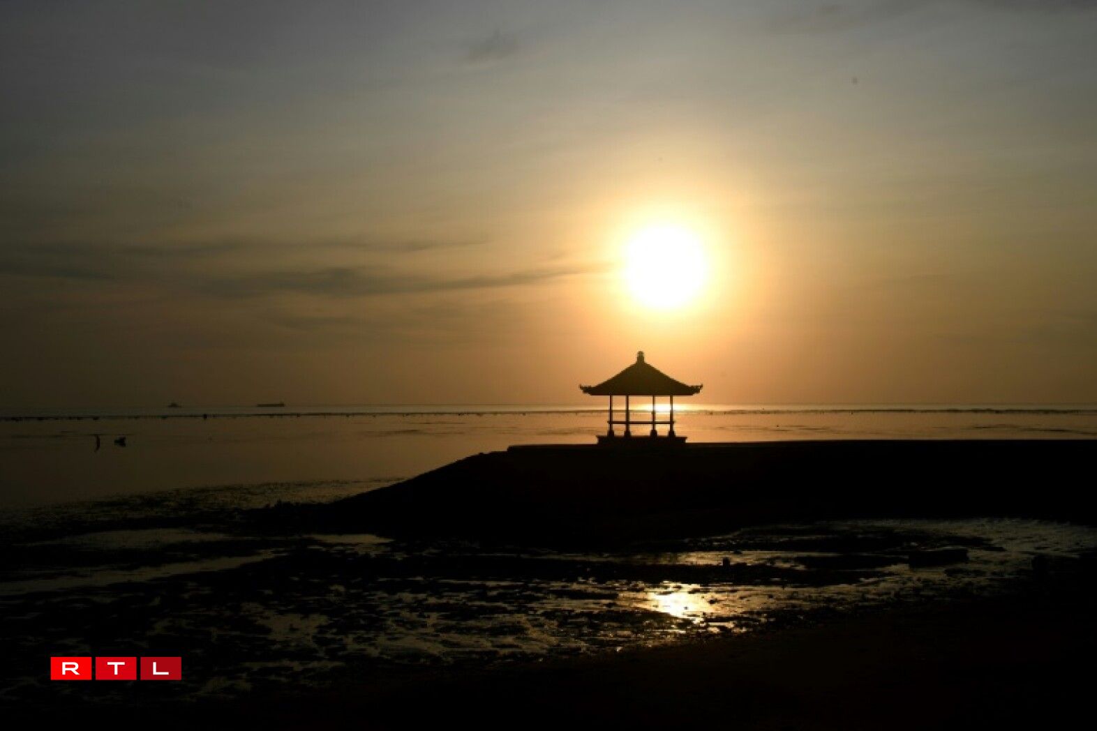 Bali (Indonesien): Pro Dag gëtt et tëscht 8 an 10 Sonnestonnen. Nieft wonnerschéine Stränn kann een och déi vill Tempelen an d'Kultur vum Inselstaat bewonneren.