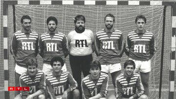 Den Tournoi de la Presse am Joer 1988. De Jeannot Muller ass an der éischter Rei den zweete vu riets. An der hënneschter Rei ass den zweete vu riets de Guy Weber, dee bis d'lescht Joer Informatiounsdirekter vun RTL war. Reits niewendrun steet de Gibbes Bertolo, deen haut nach d'Animatioun op der Antenn mécht.