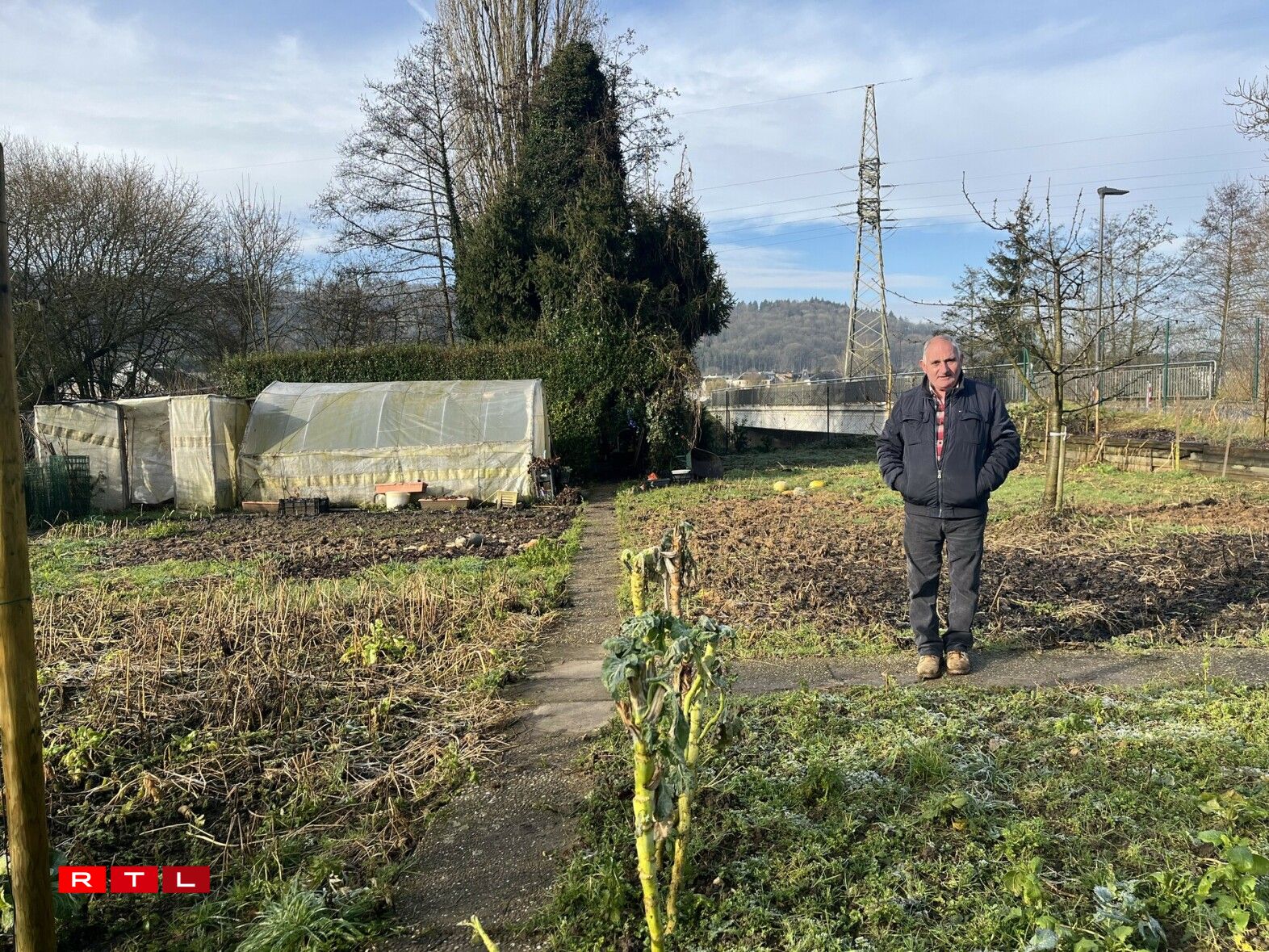 As a former professional gardener, the municipal garden plot he rents allows Jaime to continue pursuing his vocation.