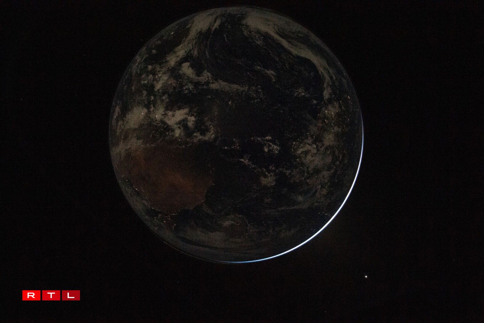 Quatre clichés partagés par les astronautes de la mission Artémis II.