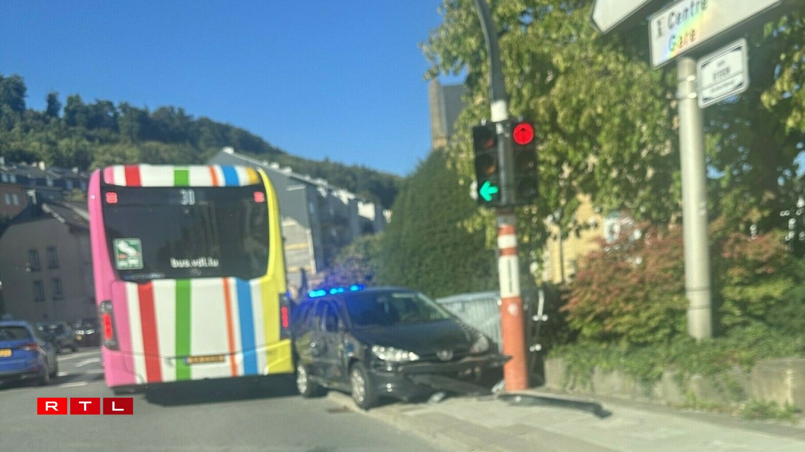 Cette voiture noire avec trois jeunes à bord, a tenté d'échapper à la police en roulant à contre-sens puis en empruntant un trottoir.