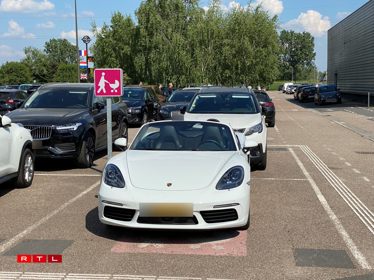Une photo prise devant Marques Avenue à Talange le 9 mai 2022 (il ne semble pas y avoir de siège enfant sur le côté passager)