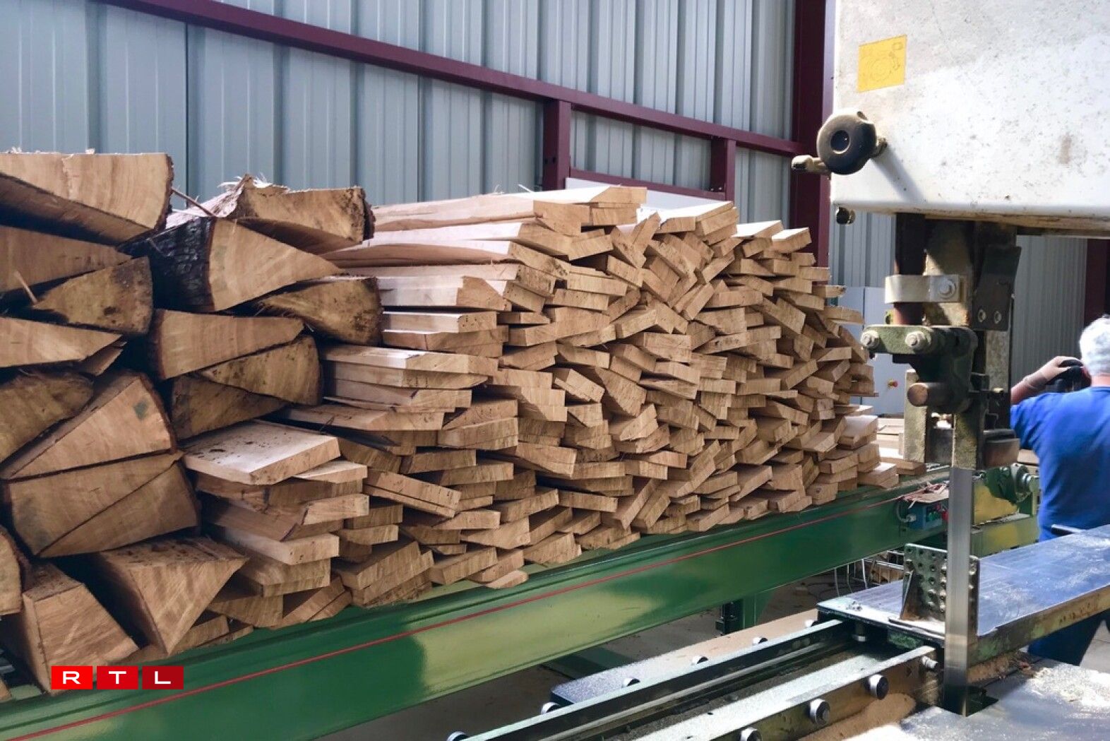 Les troncs sont coupés en merrains: des planche au coeur du bois. Il ne reste que 20%.