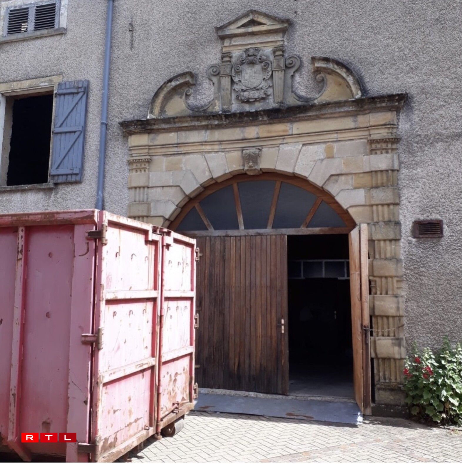 Iwwert zwee vun den dräi Portaler, déi iwwregens aus der Zäit vum 30-jährege Krich stamen, gesäit een d'Wope vun der Famill Beck. De Jean de Beck war deemools Gouverneur vu Lëtzebuerg.