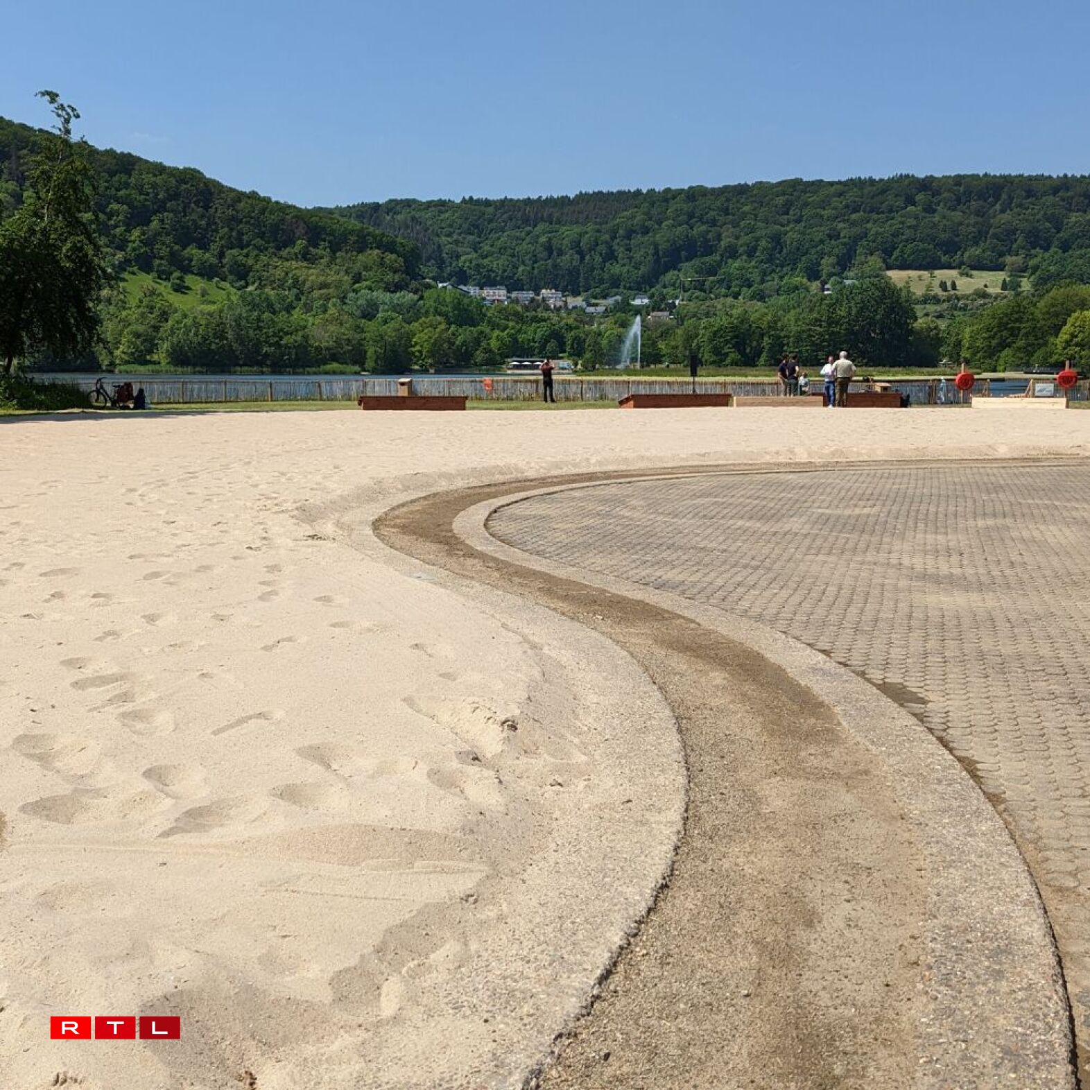 La plage artificielle au milieu du lac d'Echternach