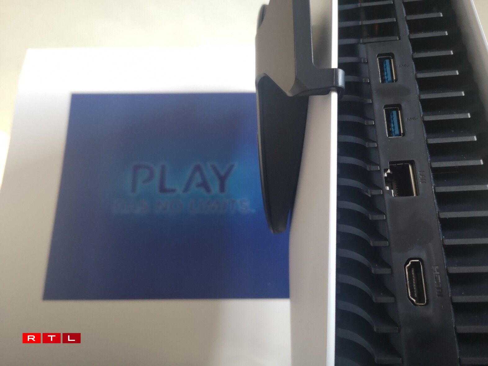 A l'arrière de la console, deux ports USB s'ajoutent à celui en façade. On retrouve les traditionnels ports HDMI et Ethernet.