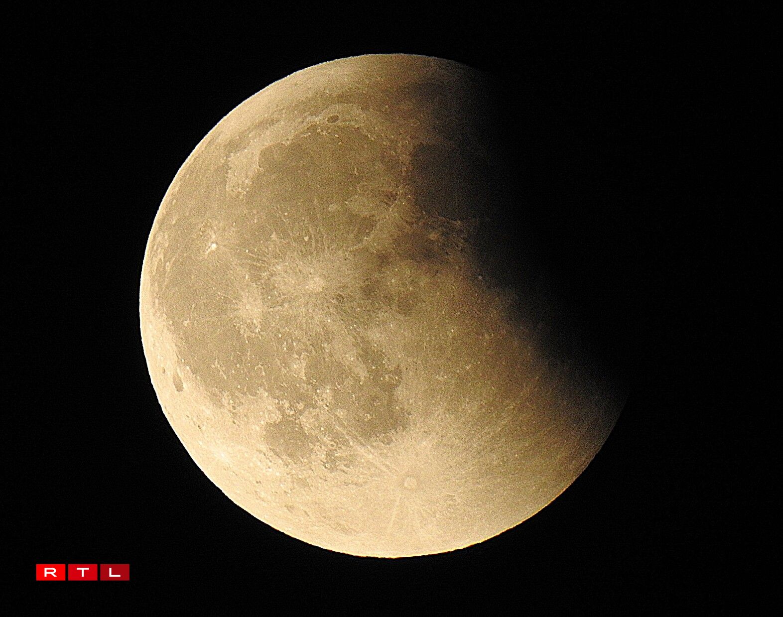 Zu Jonglënster mat zwee verschiddene Fotoapparater gemaach/Sonja Jungbluth-Thill