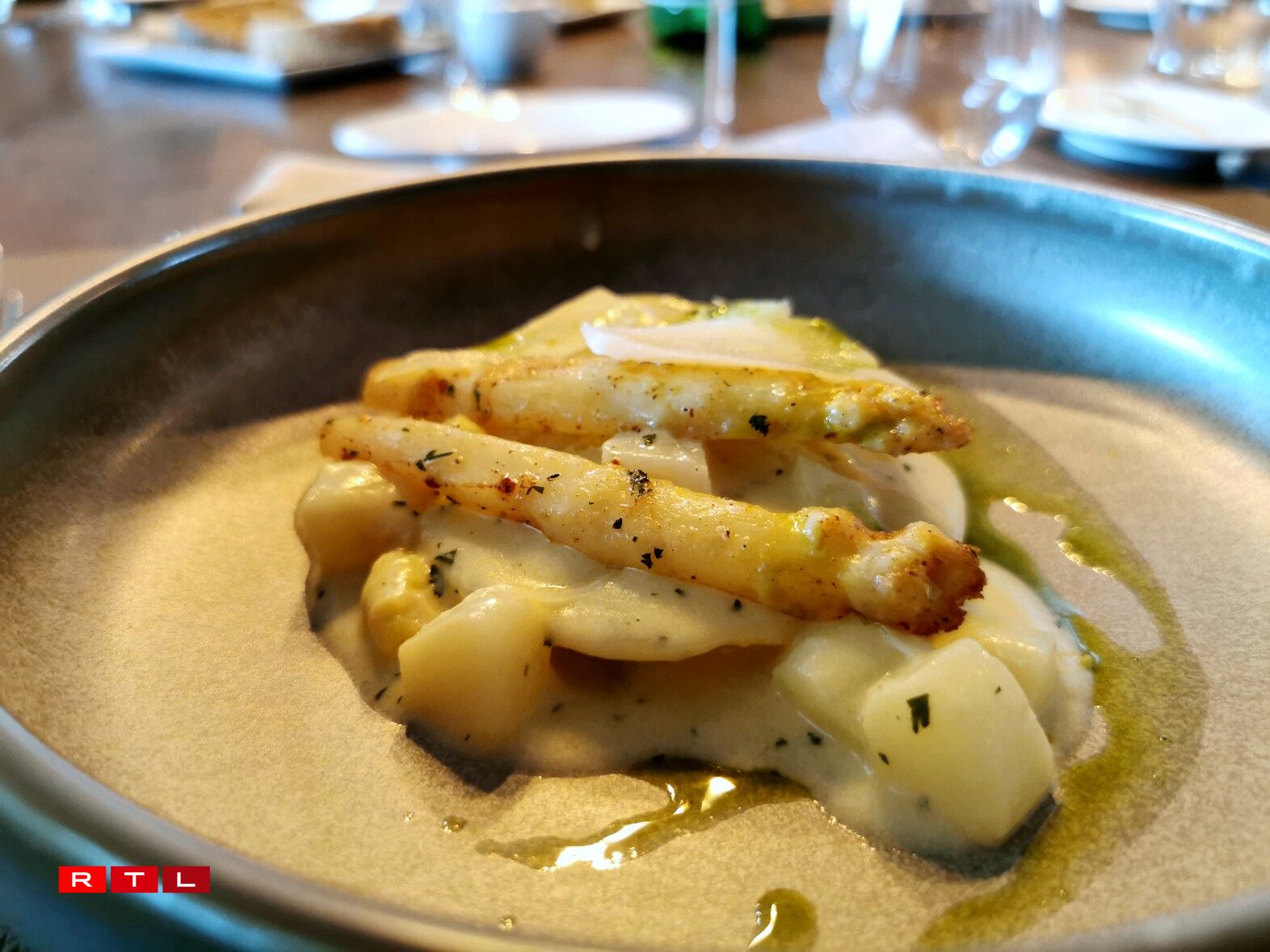 De Raphaël Arcidiacono aux équipes en cuisine et en salle, l'Ultimo mise sur la continuité : plats de saison autour de l'asperge, viandes maturées, cave à vins et cuisine aux influences franco-italiennes marquent ce retour aux sources.