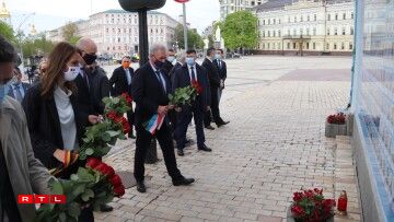 Les ministres du Benelux et leur homologue ukrainien déposent une gerbe devant le monument "Heavenly Hundred Heroes"