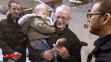 Noé recevant un cadeau des pompiers.