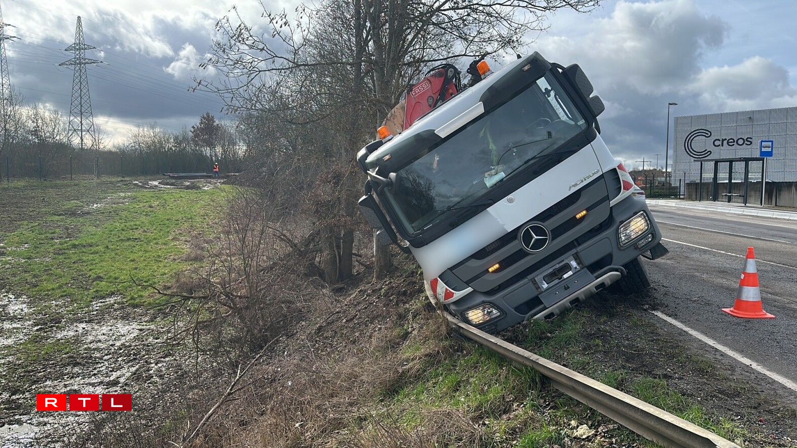 D'Leitplanken hunn evitéiert, dass de Camion sech säitlech iwwerschloen huet.