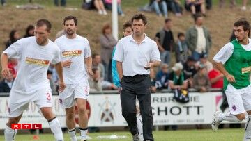 Nëmmen een Dag nodeems de Guy Hellers zeréckgetruede war, hat de Luc Holtz de 4. August 2010 mat der Nationalekipp en Testmatch géint Borussia Mönchengladbach.