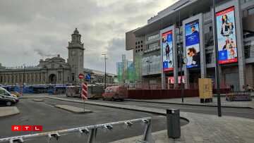Shopping Mall nieft der Kiew Gare, Reklammen-Affiche fir Kleeder vun der russescher Olympesch Ekipp. De Slogan: