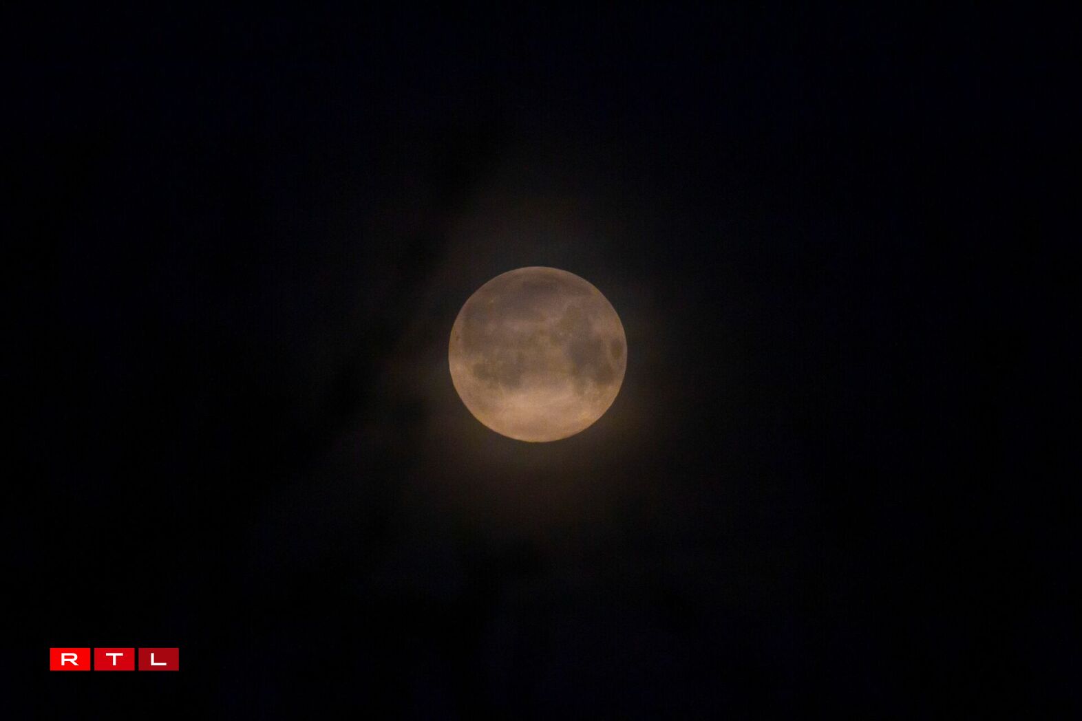 La Lune photographiée depuis le nord du Luxembourg. Un léger voile nuageux a malheureusement limité la visibilité.